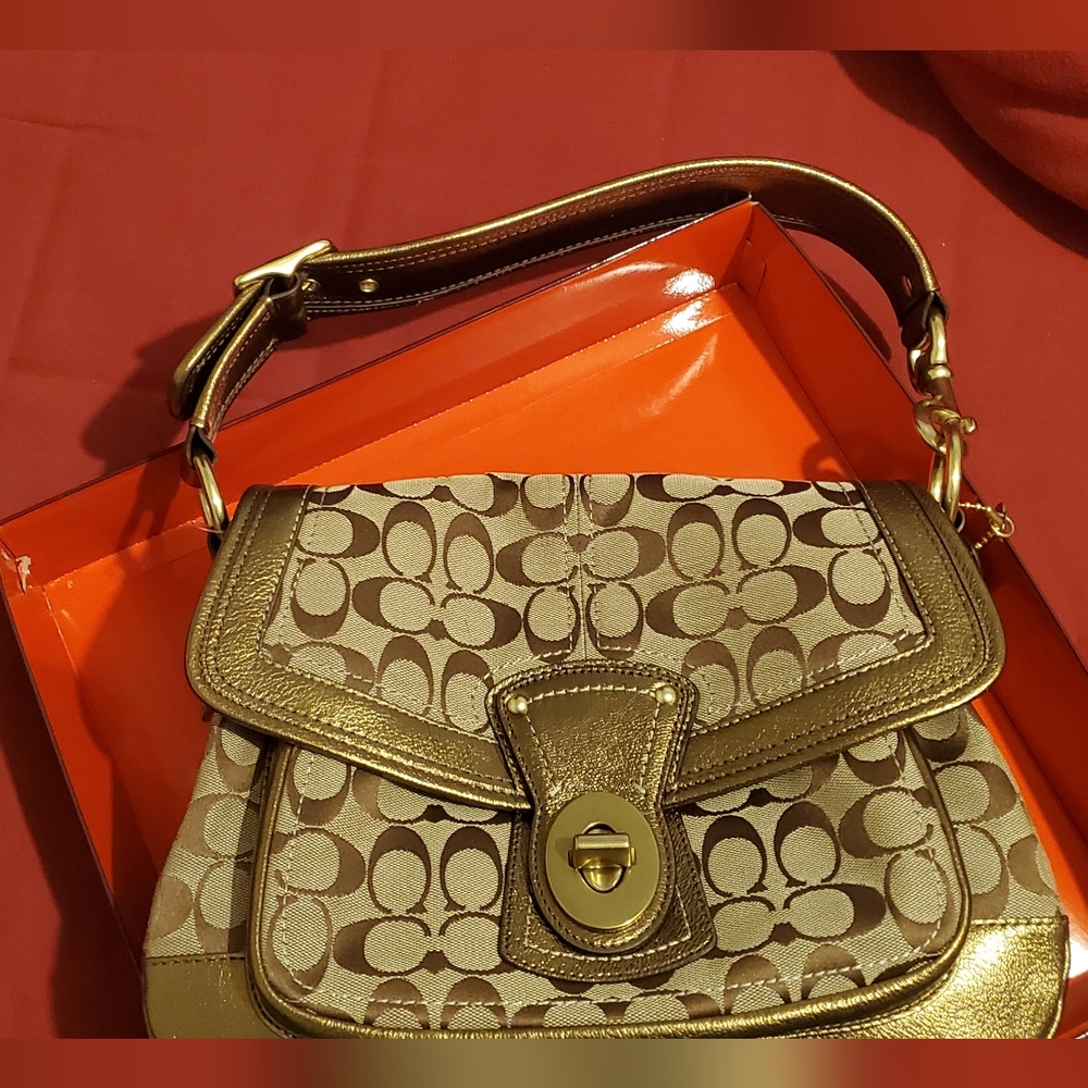 ✨ Coach Signature Canvas Crossbody Purse - Gold Trim ✨ - Picture 6 of 8